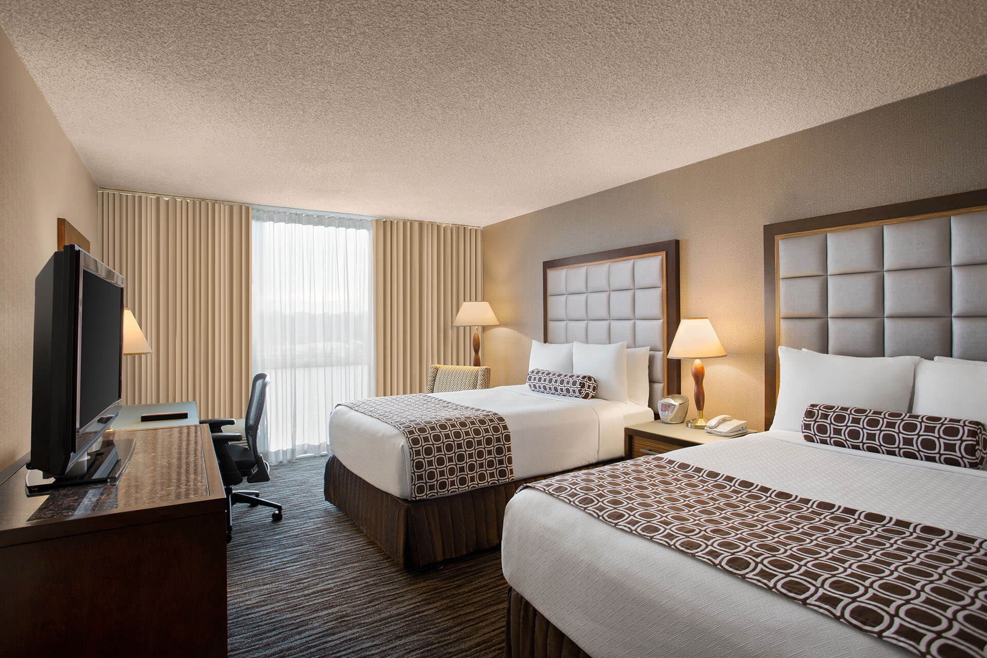 Guest bed room with two double beds at the Crowne Plaza San Francisco Airport.