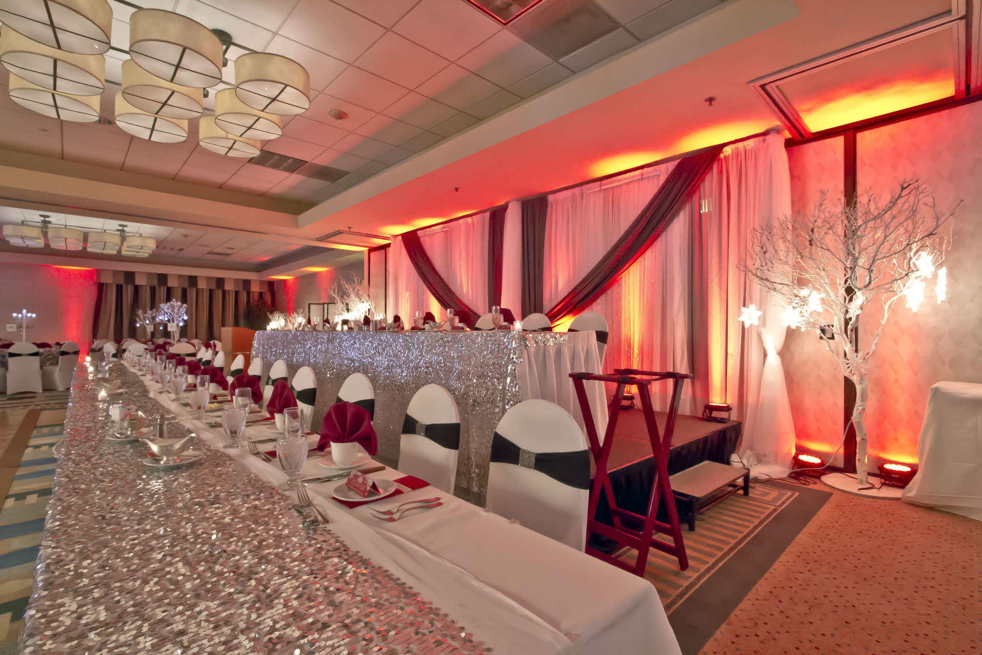 Bridal table at a wedding reception at Crowne Plaza San Francisco Airport.